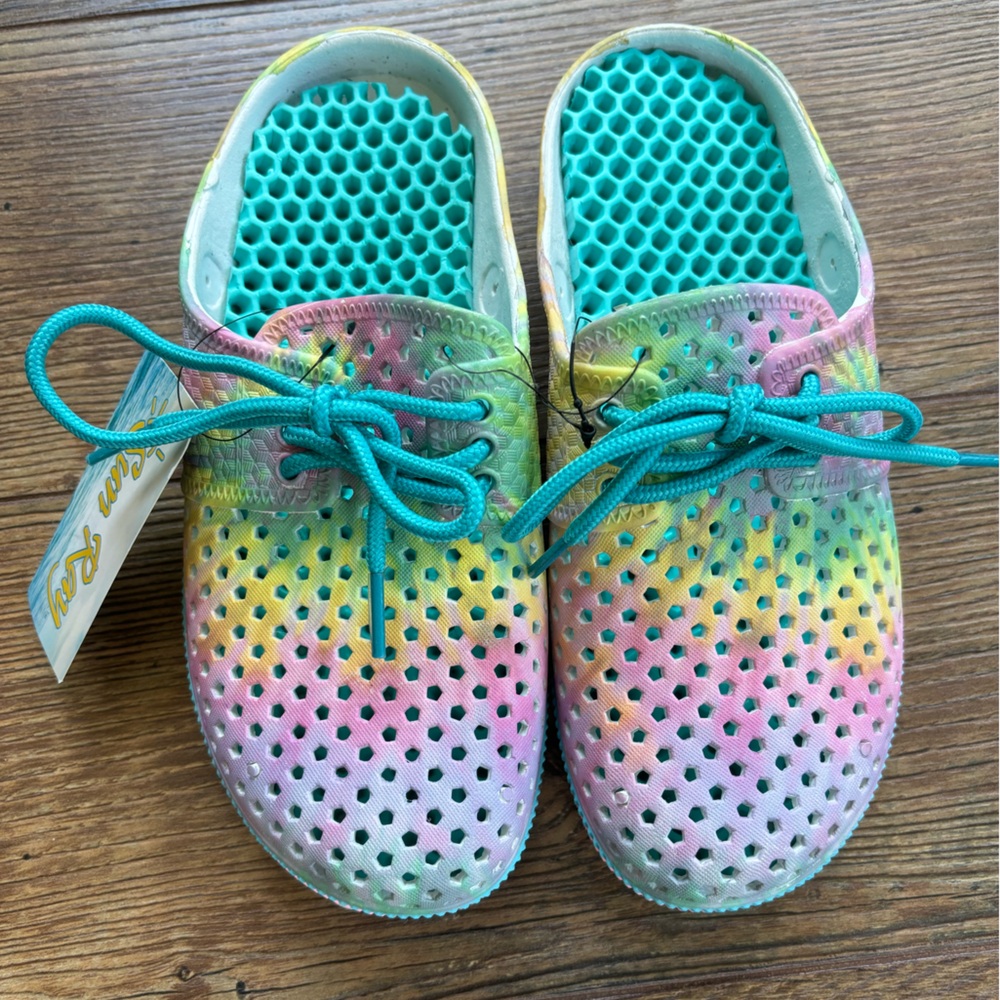Girls’ Slip-on Water Shoe/Sneakers with lace ties, Size 4/5, NWT